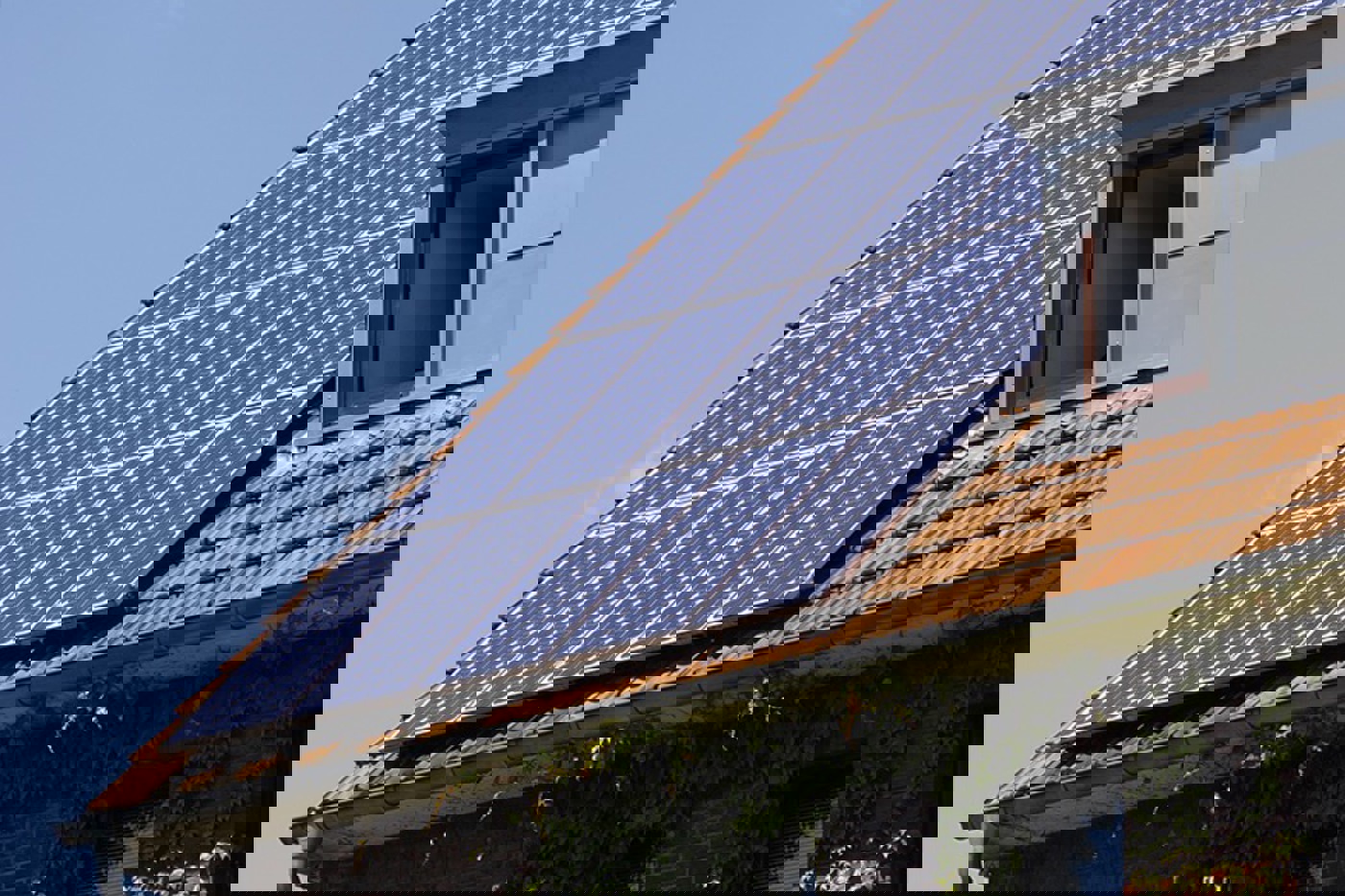 Es braucht dringend einen Ausbau der Photovoltaik auf Gebäuden und Infrastrukturen. © istock