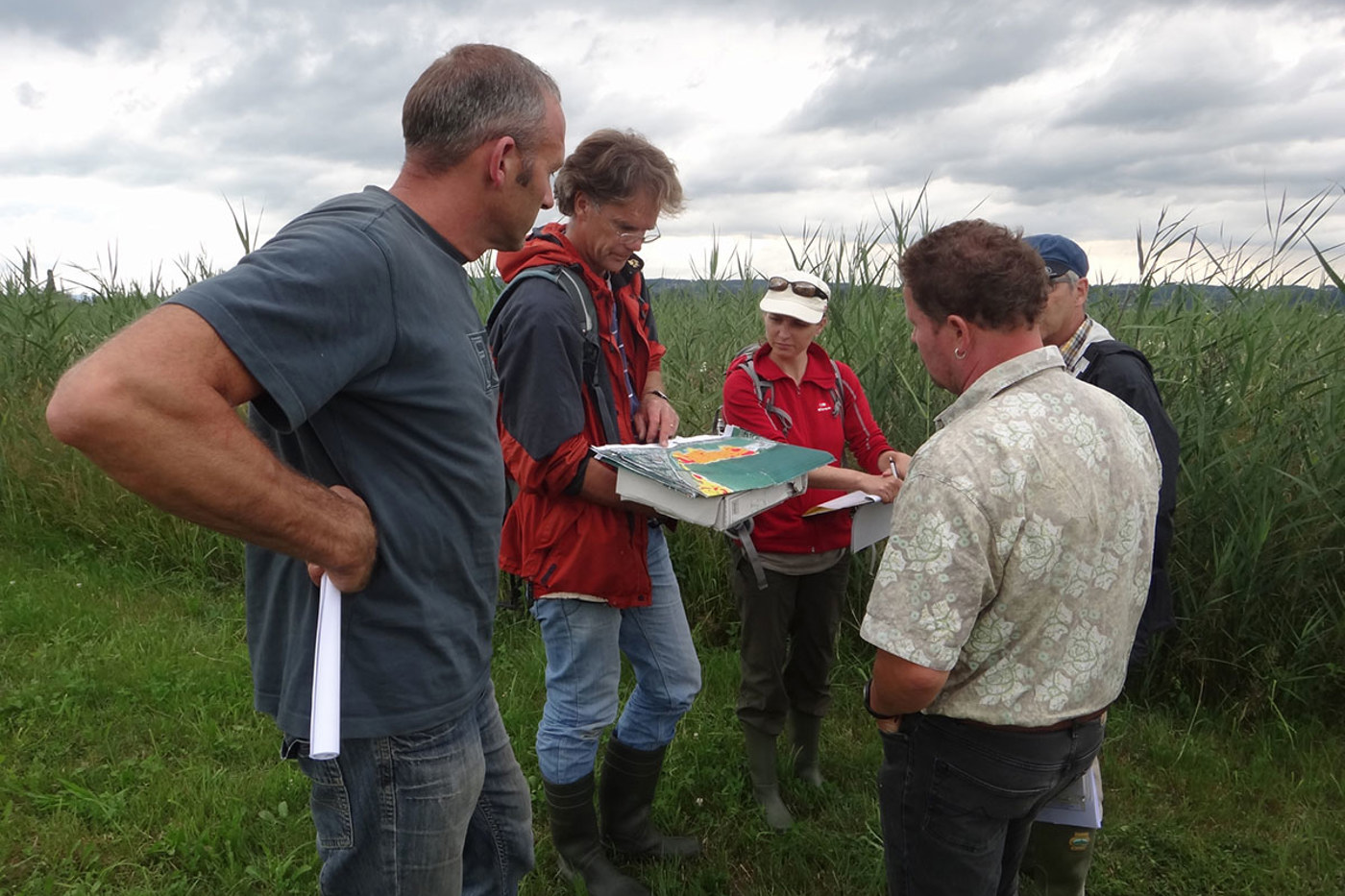 Gemeinsam diskutieren Landwirte und Naturschutzfachleute, wie die Bewirtschaftung der Parzellen im Frauenwinkel in Zukunft aussehen soll. Für jede Parzelle werden Zielarten festgelegt, die auf eine für sie zugeschnittene Pflege angewiesen sind. © SVS