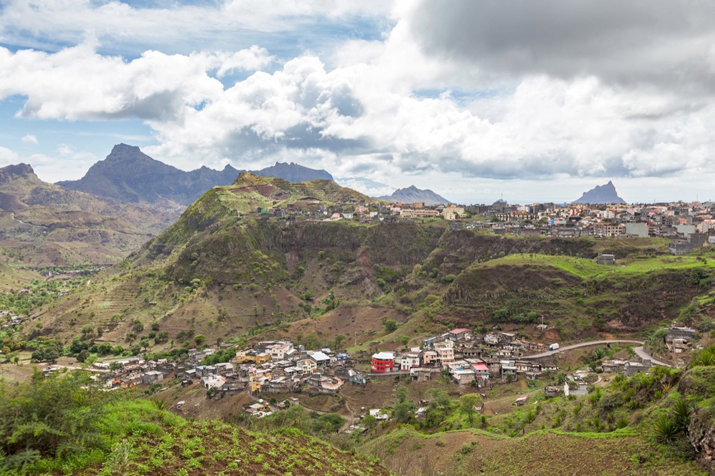 Farbenfrohe, afrikanisch geprägte Siedlungen, trockene vulkanische Böden: So präsentiert sich der Inselstaat Kap Verde. © mauritius images/Borges Samuel/Alamy