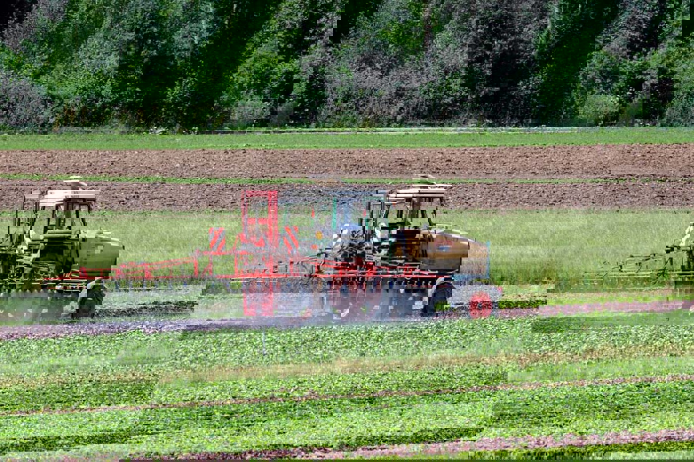 Unsere Gewässer enthalten zuviele Pestizide. Ein Grossteil davon stammt aus der Landwirtschaft. © Markus Jenny