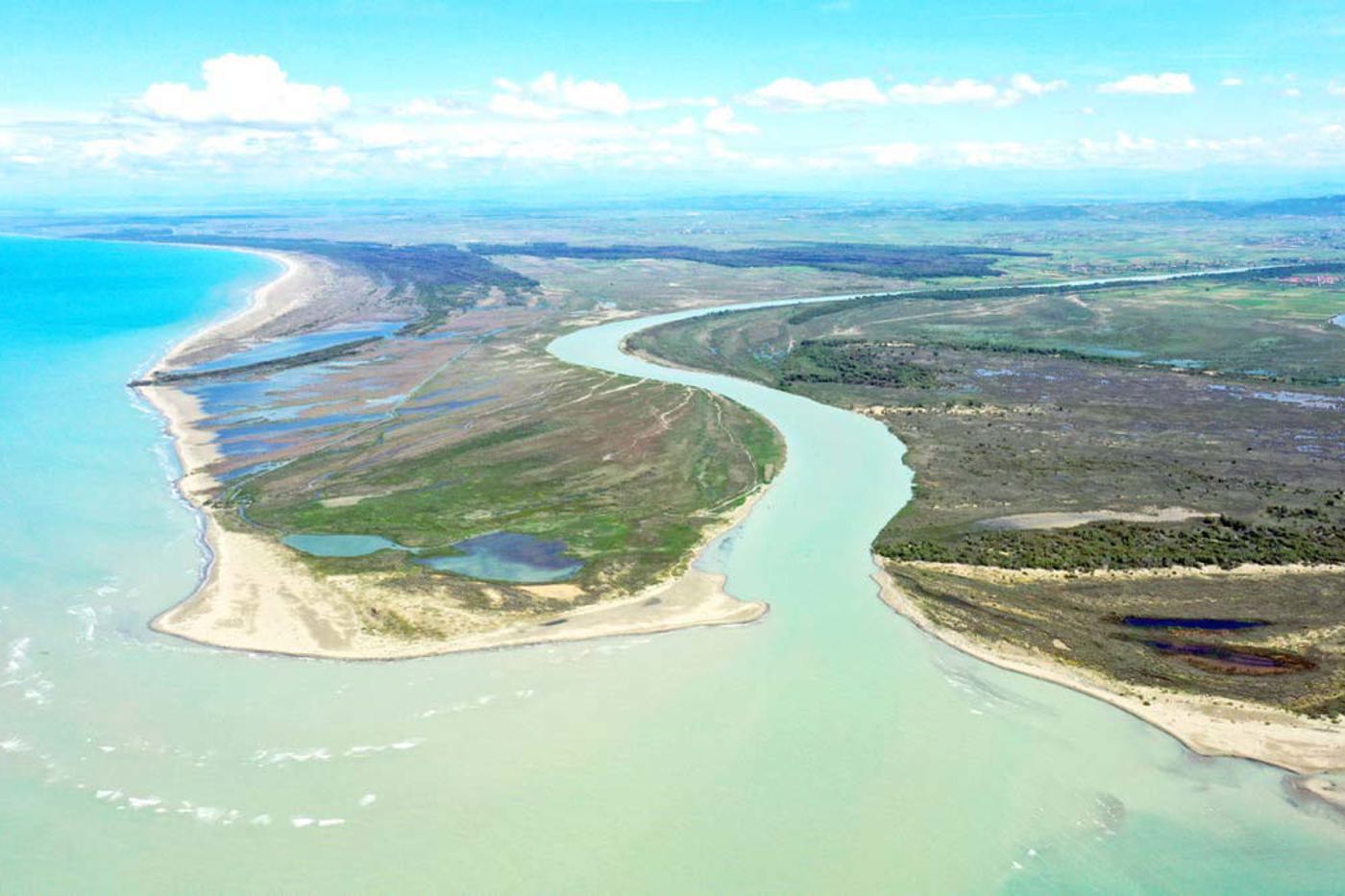 Die Narta-Lagune ist eines der wichtigsten Feuchtgebiete am Mittelmeer. Sie ist ein Teil des Vjosa-Deltas (Bild: Vjosa-Mündung). © Adrian Guri