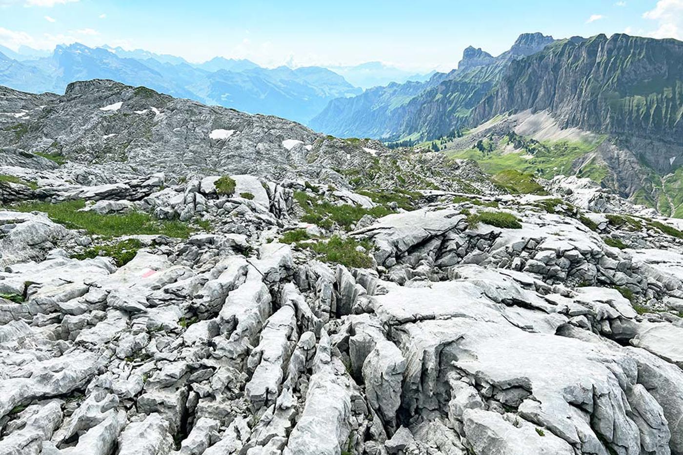 Der Weg auf die Silberen führt über viel Karst mit bisweilen tiefen Löchern. © Stefan Bachmann 