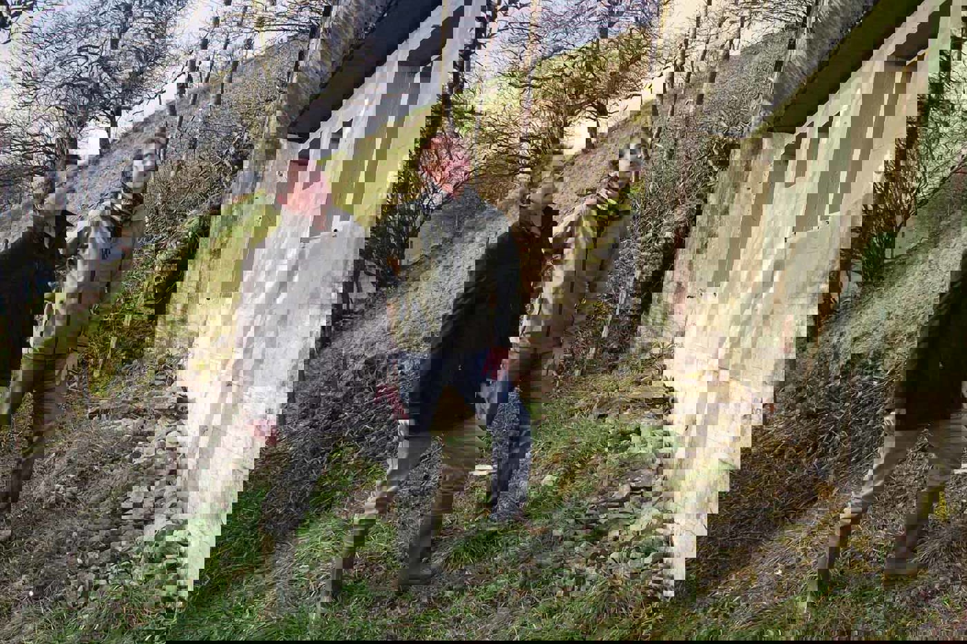 Bruno Erny und Gregor Klaus vom NUVRA freuen sich, wenn im kürzlich erworbenen Bunker bald die ersten Fledermäuse ihr Winterquartier beziehen. © SVS