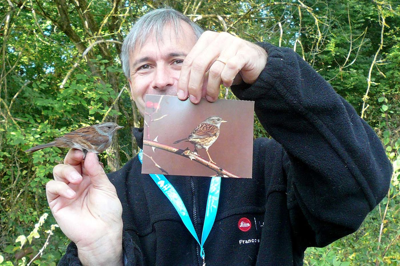 François Turrian war und ist auch als Beringer der Zugvögel für die Wissenschaft tätig, hier am EuroBirdwatch 2009. © BirdLife Schweiz