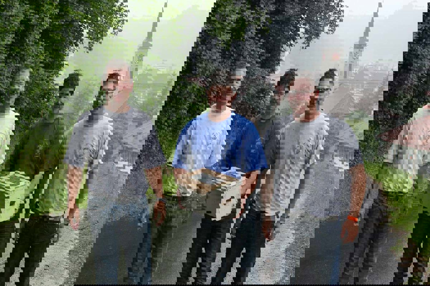 Von links: Martin Leuenberger, Stefan Finger und Matthias Flückiger haben vor 20 Jahren den NV Wasen  gegründet. Sie sind immer noch sehr aktiv und betreuen unter anderem die Seglerkästen in der Gemeinde. © SVS