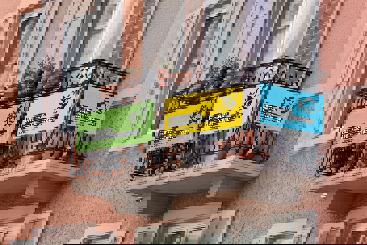 Unter biodiversitaetsinitiative.ch/shop können Sie kostenlos Fahnen für die Biodiversität bestellen. 