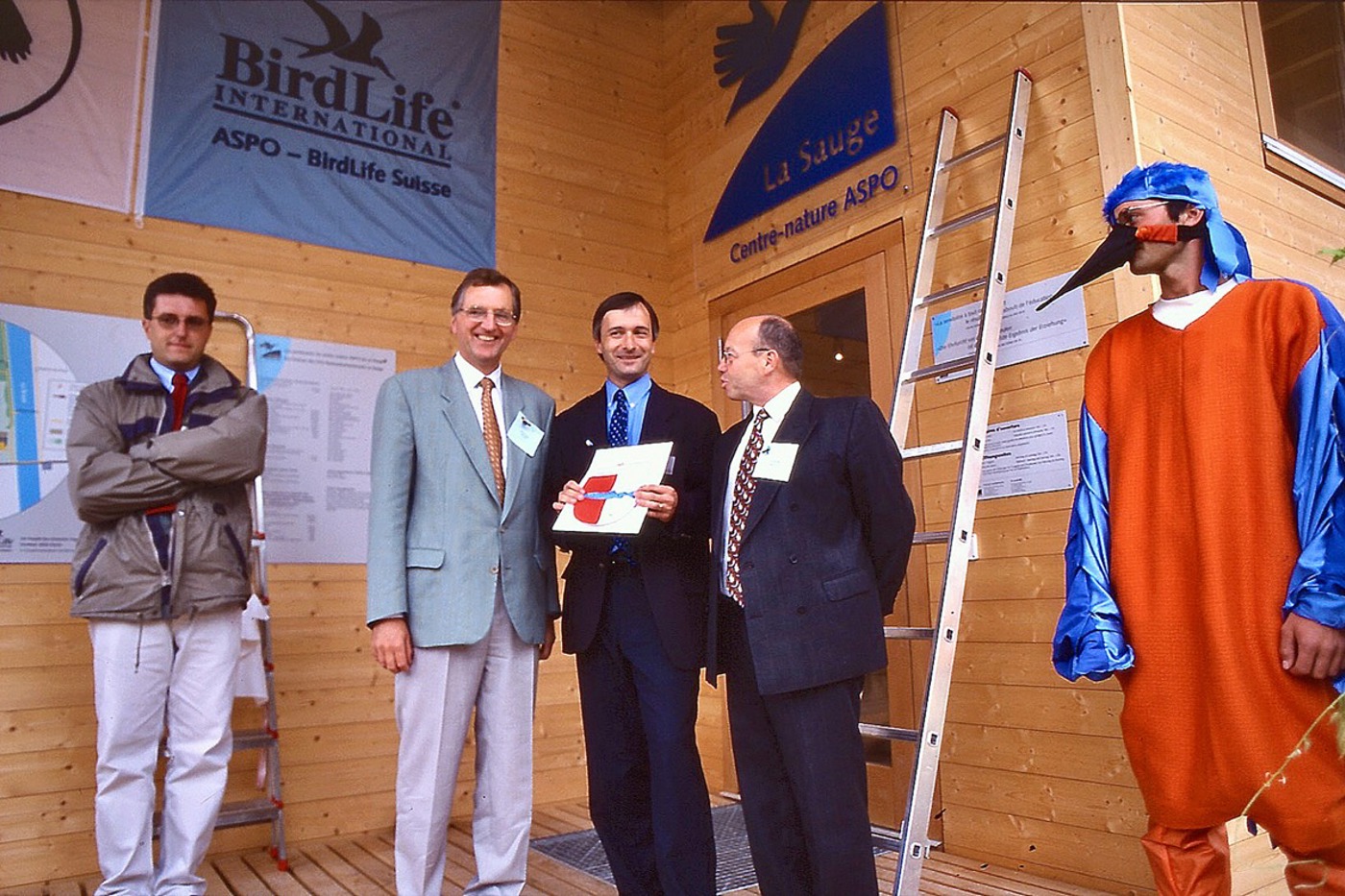 Prominenz an der Eröffnungsfeier am 9.6.2001, von links: Carl'Antonio Balzari (heute stv. Leiter Naturzentrum La Sauge), Philippe Roch (Direktor BUWAL), François Turrian und Claude Roulin (Gemeindepräsent von Cudrefin). © BirdLife Schweiz