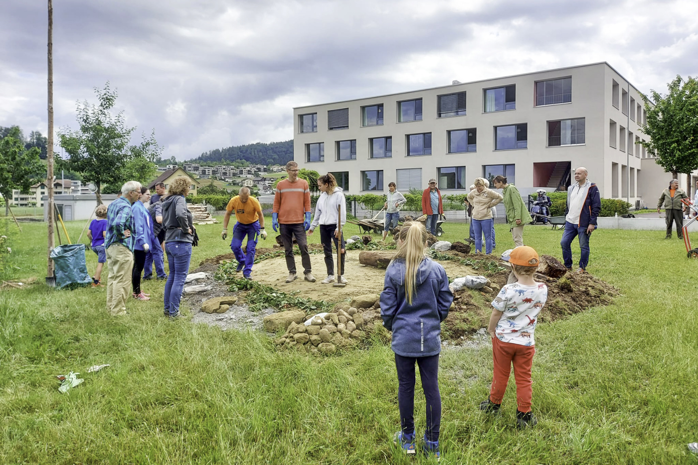 Der BirdLife-Naturschutzverein Pro Buechberg Wangen hat die Umgebung eines Seniorenwohnheims ökologisch aufgewertet. © Pro Buechberg Wangen/BirdLife