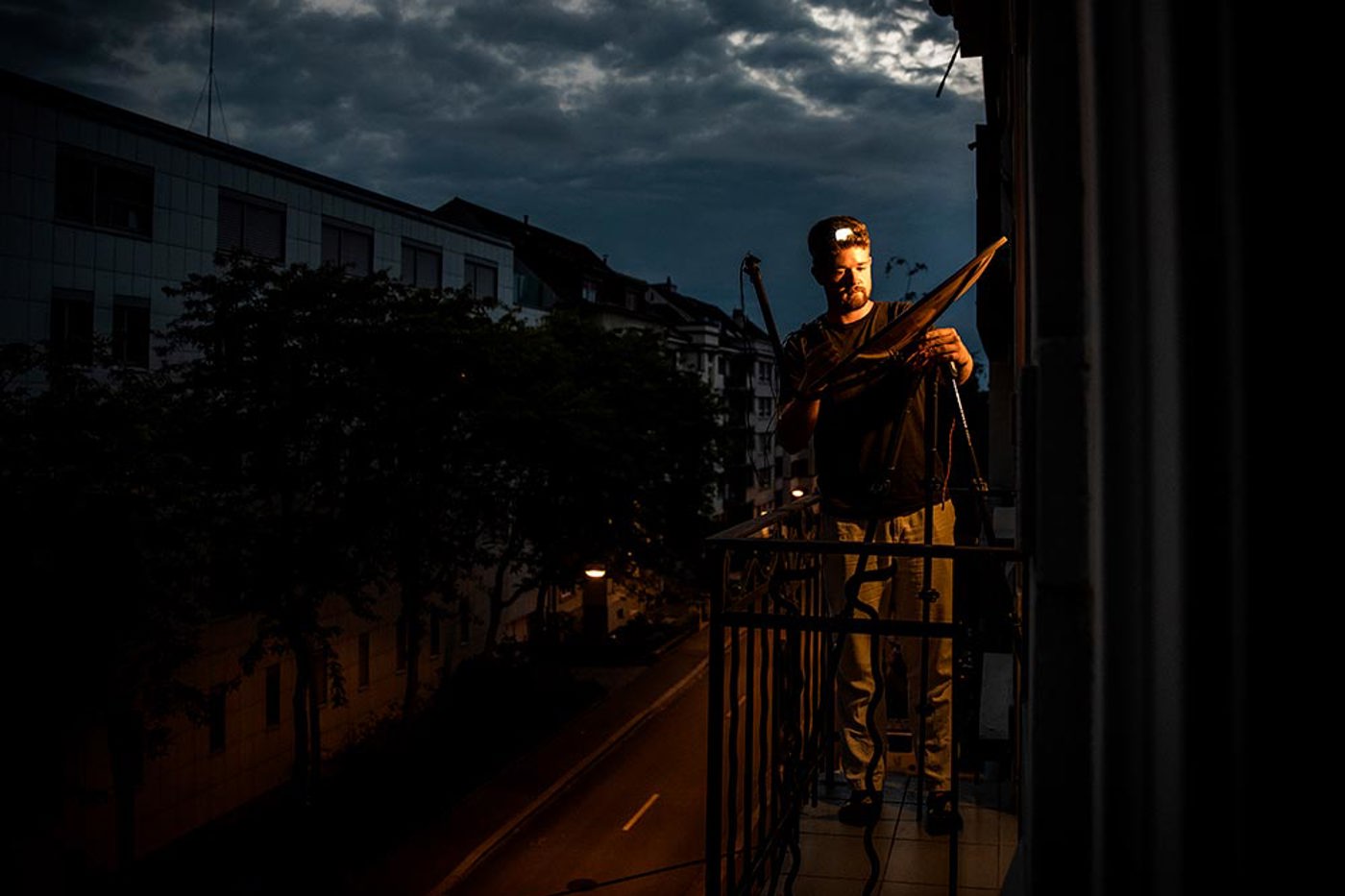 Der Autor bei der Aufnahme von Flugrufen mitten in Basel. © Kostas Maros