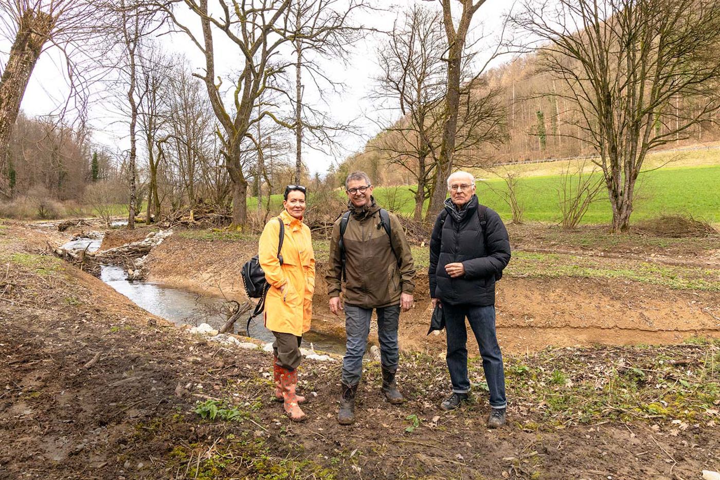 Béa Bieber, Albi Wuhrmann und Markus Thüer (v. l.) vom NVR stehen vor dem kürzlich renaturierten Magdenerbach. © Dario Pollice