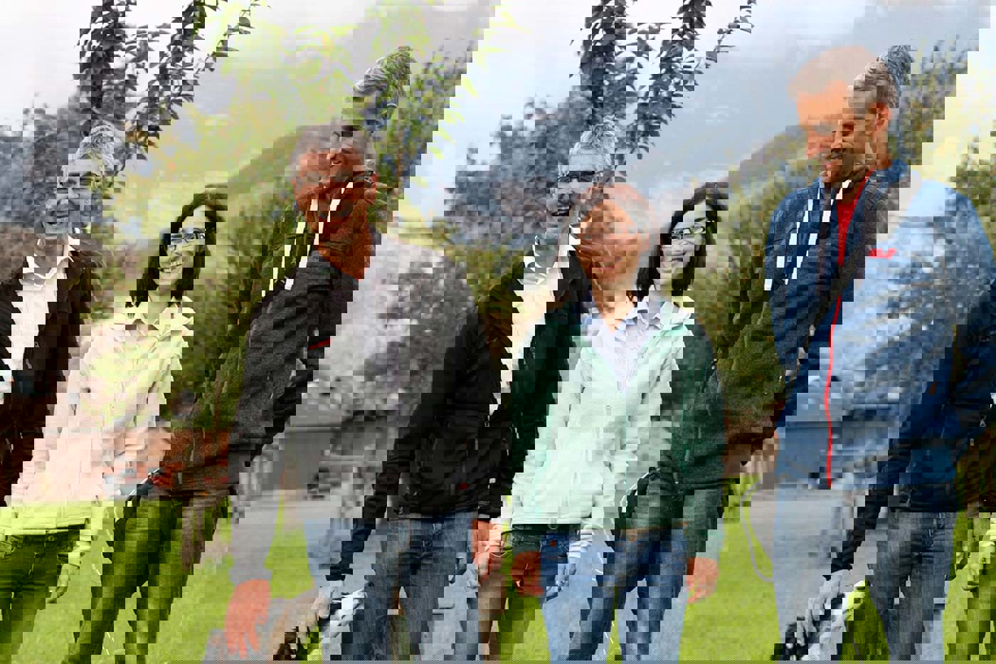 Der Vorstand des neuen Regionalvereins BirdLife Sarganserland begutachtet die neu gepflanzten Hoch­stamm­obstbäume. Niklaus Good (links) und Hannes Schumacher (rechts) sind Ko-Präsidenten, Rejhane Good (Mitte) Kassierin. Gründungsmitglied und Aktuarin Annamarie Gallati fehlt auf dem Bild. © SVS