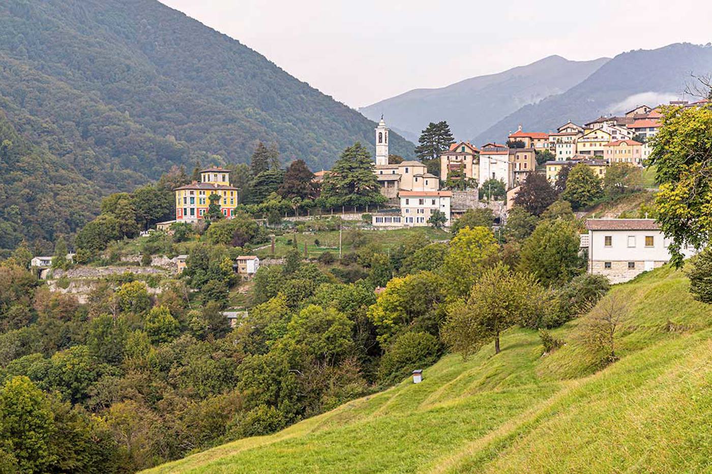 Das Dorf Bruzella befindet sich etwa in der Mitte des acht Kilometer langen Valle di Muggio. © Georg Berg/Alamy