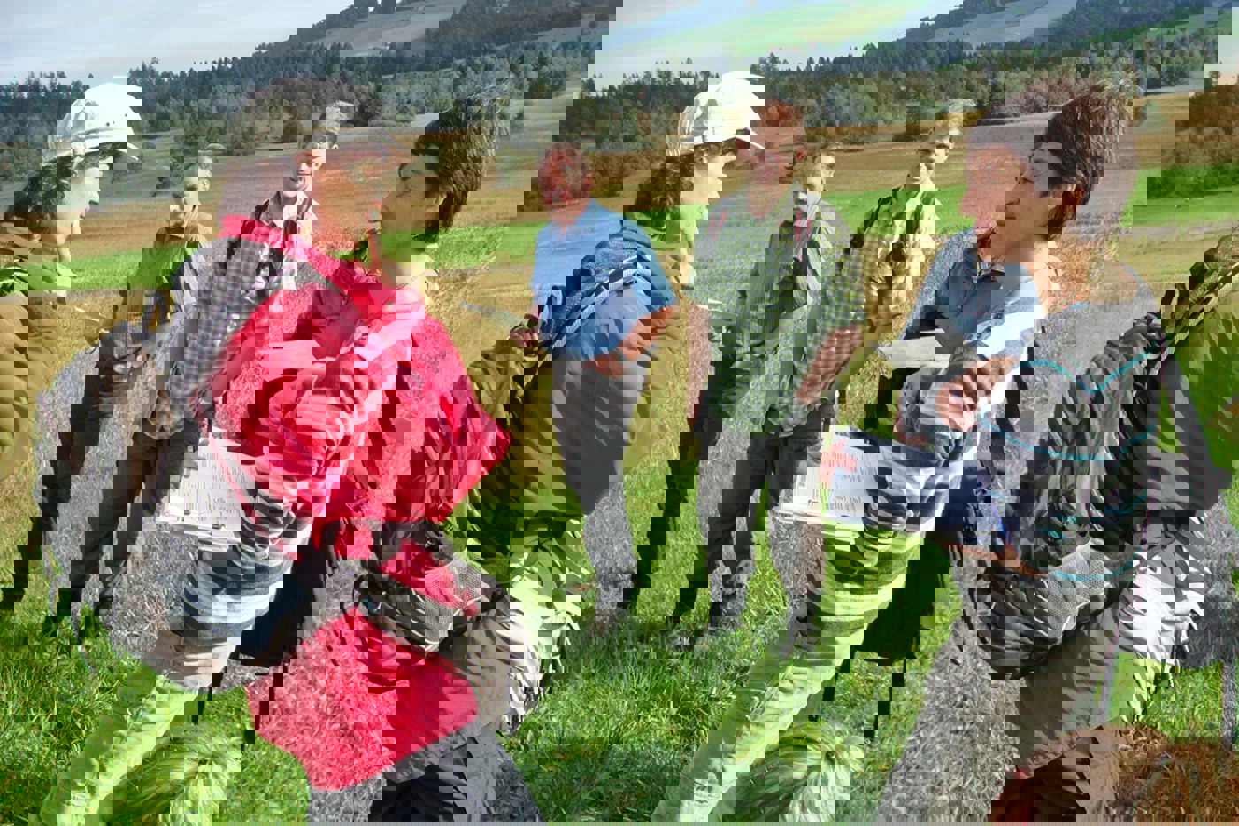 Bei der konkreten Umsetzung des Naturschutzes spielen die Fachstellen eine entscheidende Rolle. Hier diskutiert Annemarie Sandor (rechts), Leiterin der Naturschutzfachstelle des Kantons Schwyz, über Schutzmassnahmen. © BirdLife Schweiz