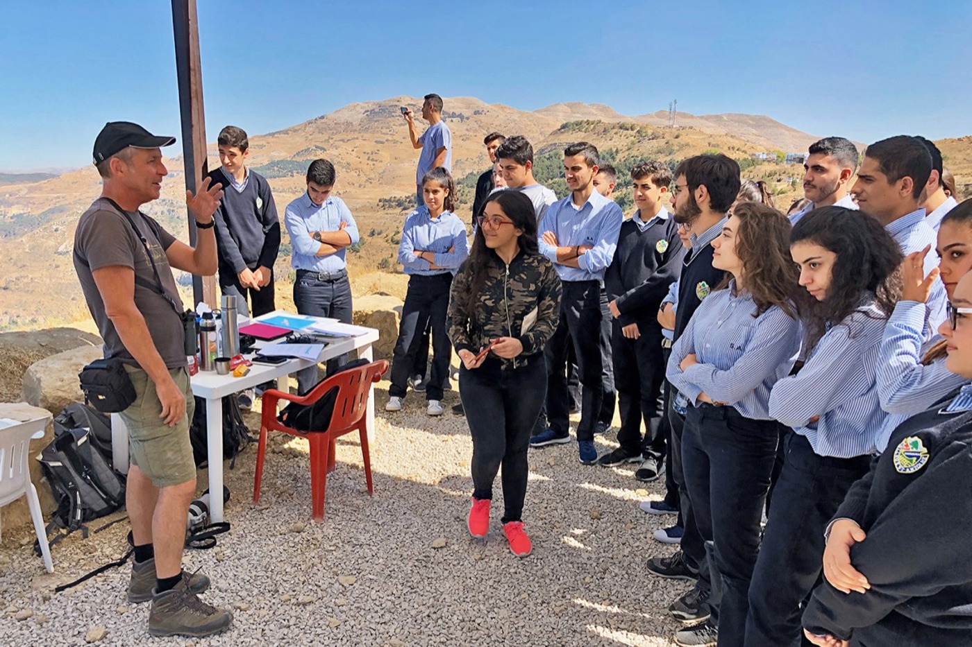 Martin Käch empfängt eine Schulklasse. © Jérôme Vonarburg