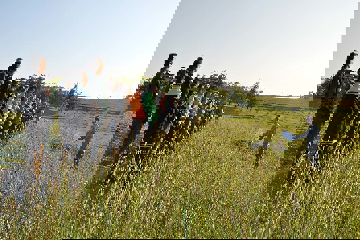 Landwirt Roland Heuberger zeigt seinen Berufskolleginnen und -kollegen an der Flurbegehung, wie er Massnahmen zur Förderung der Biodiversität auf  seinem Betrieb erfolgreich umsetzt. © Stefanie Vögele