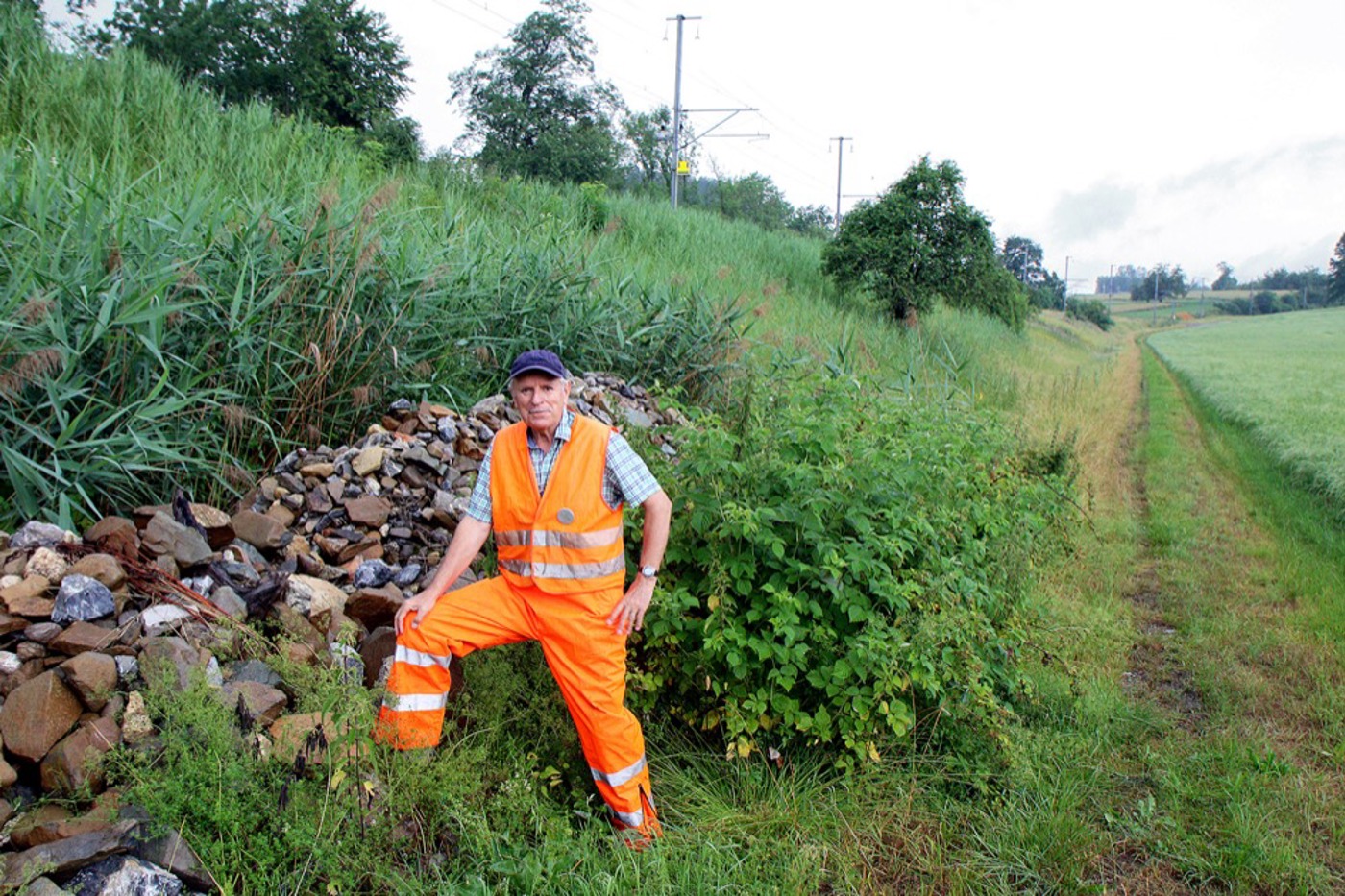 Walter Zuber zeigt die Aufwertungen am Bahndamm bei Bonstetten. © Stefan Bachmann