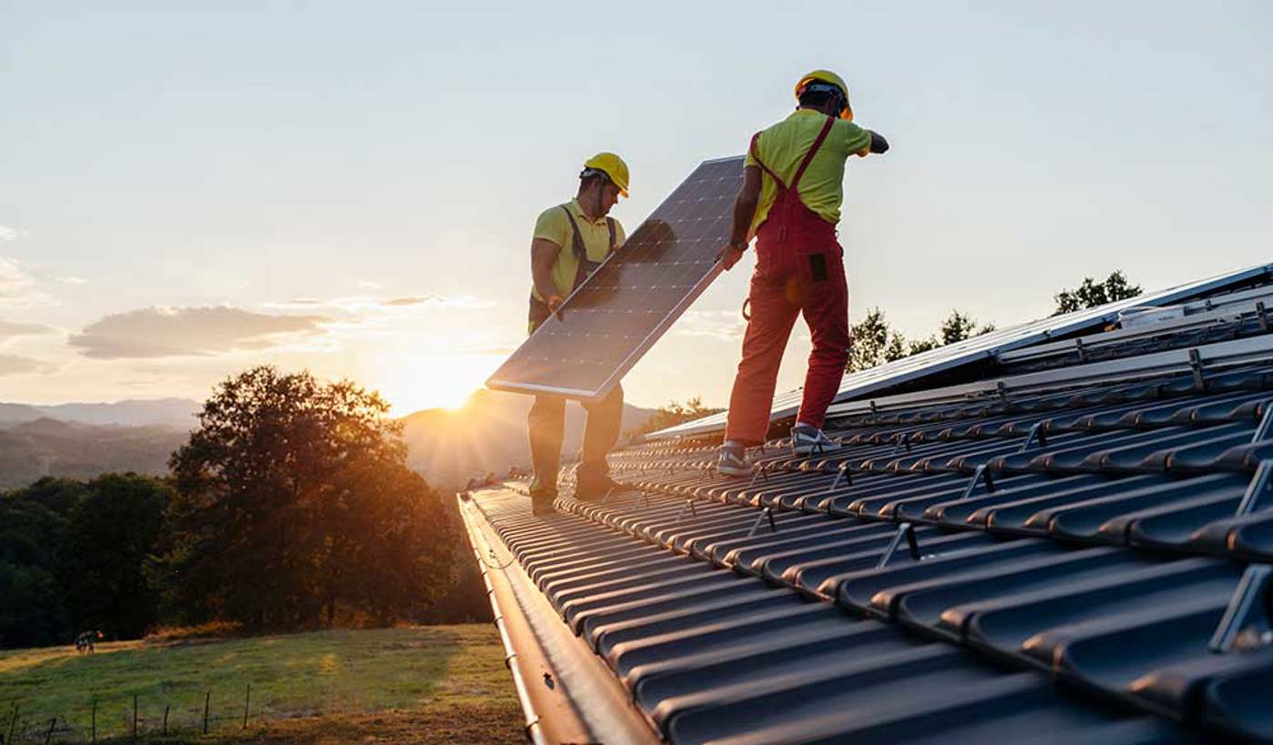 Solarpanels Dach Istock 1339035881