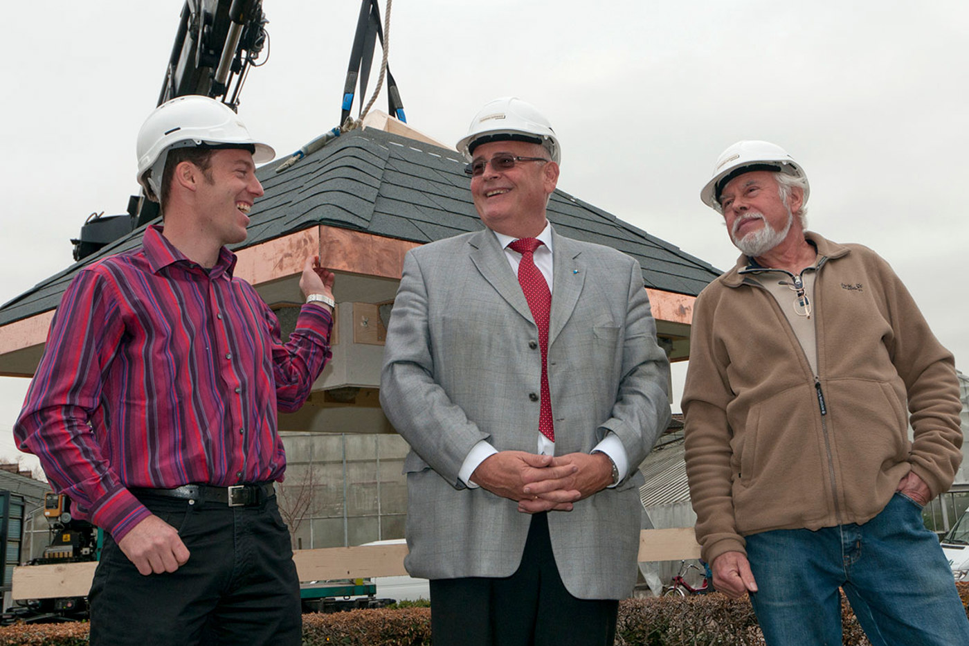 Ruedi Schneider (ganz rechts), Präsident des Naturschutzvereins Dachsen und Umgebung, montiert zusammen mit Regierungsrat Kägi (Mitte) einen 6er-Satz Schwalbennester am Dach des Schwalbenhauses. Ganz links strahlt Stefan Heller, Co-Präsident von ZVS/BirdLife Zürich. © ZVS/BirdLife Zürich