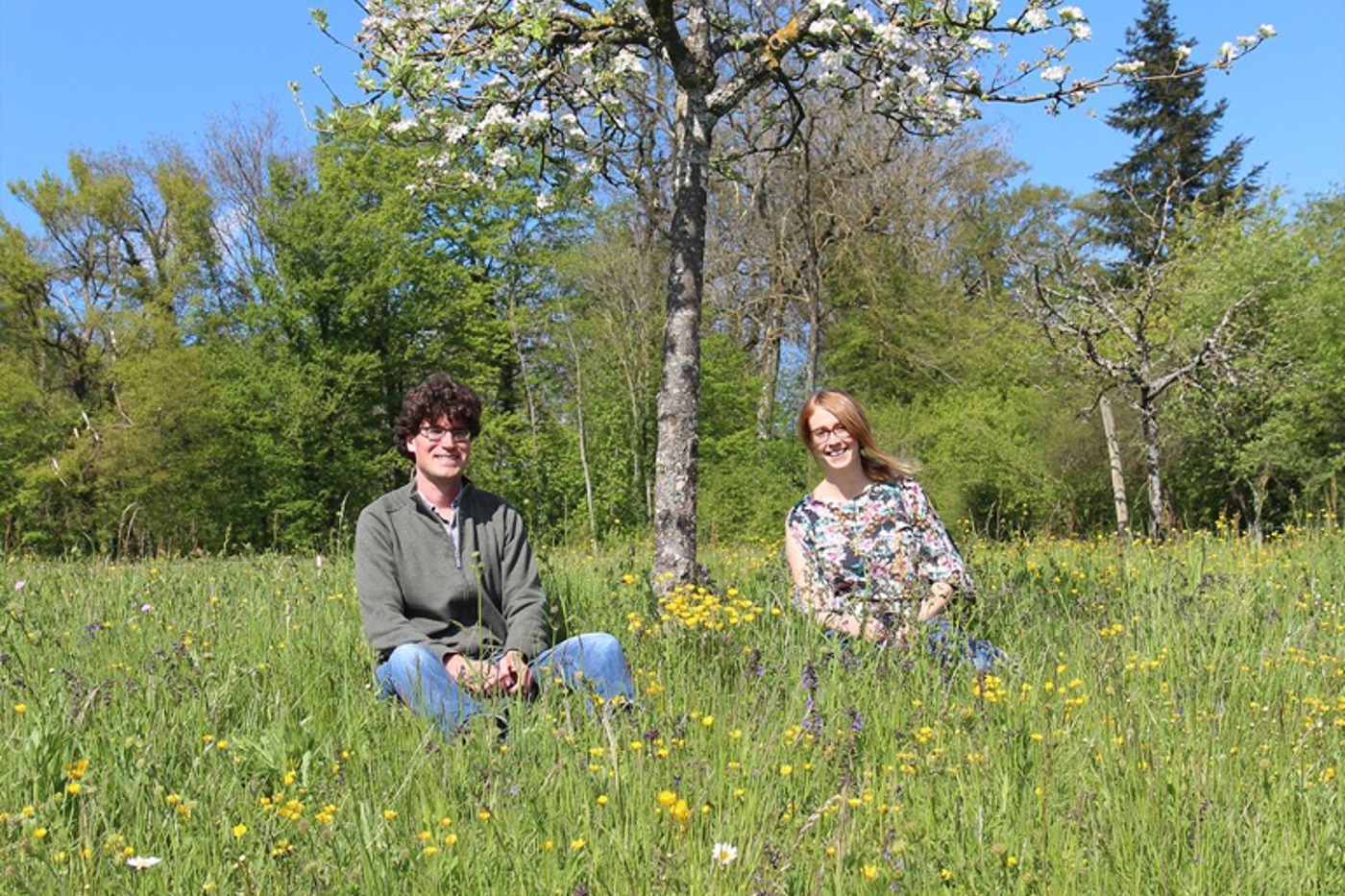 Benjamin Kämpfen und Fiorella Ruchti teilen sich das Präsidium des NVV Höngg. Dank umsichtiger Pflege konnte die BirdLife-Sektion den Artenreichtum auf dieser Wiese deutlich steigern. © Daniela Pauli (alle)