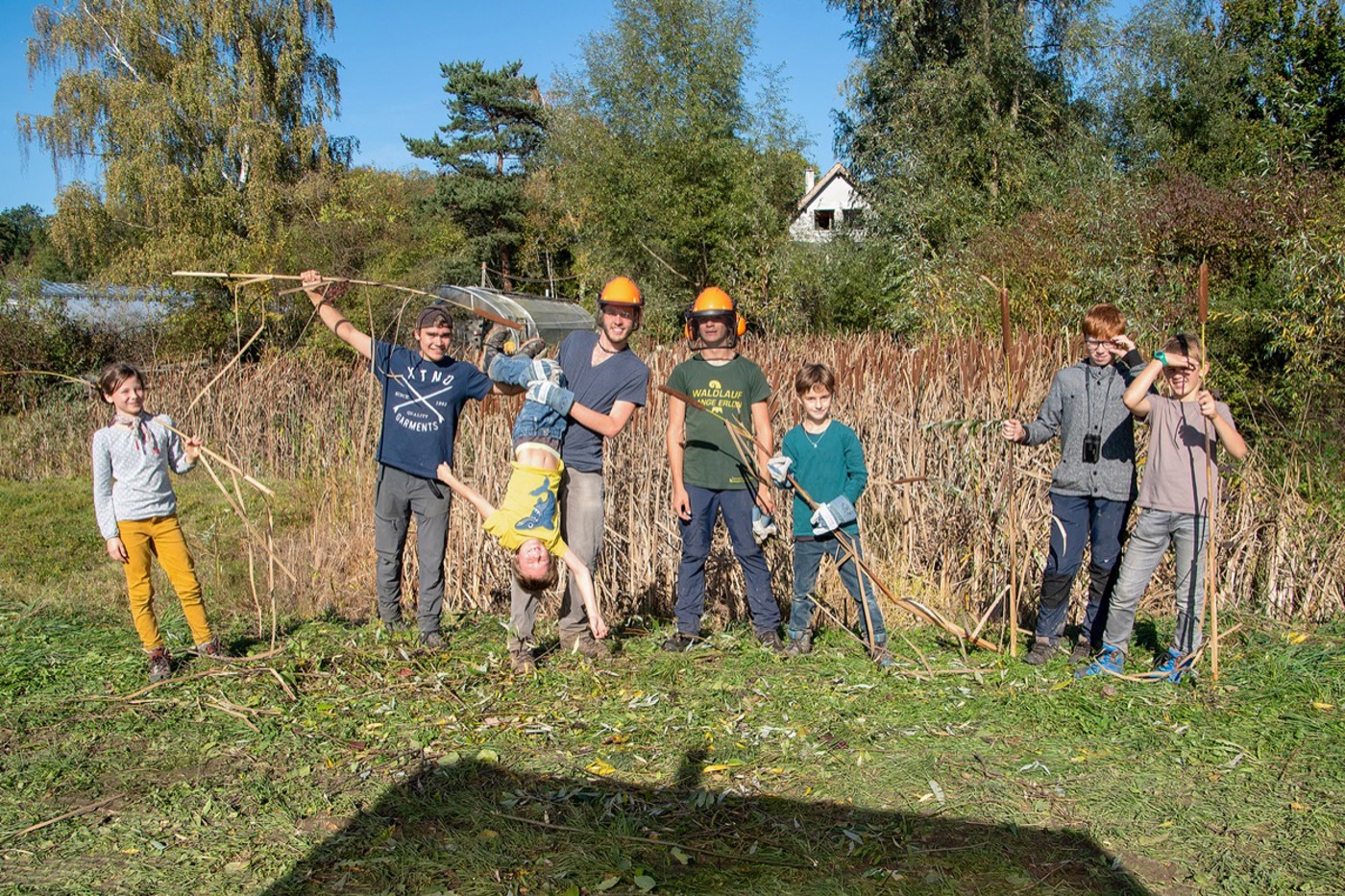 Die Bebbi Babbler – Jugendgruppe der OGB – bei ihrem Arbeitseinsatz beim Birsmatthof in Therwil. Den jungen Ornithologen sind die Akaziendrosslinge (engl. fulvous babblers) ein Vorbild: Vögel, die sehr kommunikativ sind und gerne in kleinen Gruppen Abenteuer bestehen. © Andreas Rosskopf