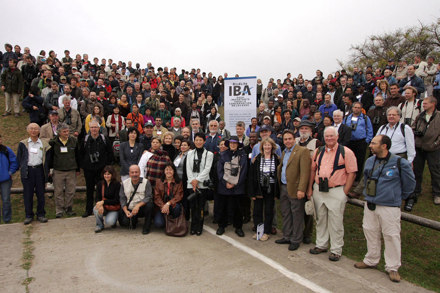 Zur Grossfamilie angewachsen: Die Teilnehmenden des BirdLife-Kongresses 2008 in Buenos Aires. Vorne in der Mitte: Prinzessin Takamado aus Japan. © James C. Lowen; www.pbase.com/james_lowen