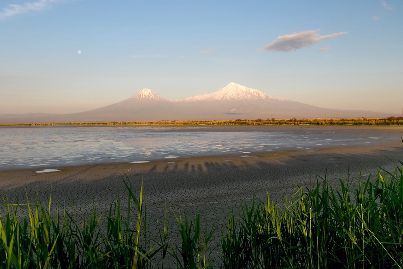 Hinter den Fischteichen in Armash – einem wichtigen Rastplatz für Zugvögel – erheben sich die imposanten biblischen Vulkane Kleiner und Grosser Ararat. Sie sind das Nationalsymbol Armeniens. © Christian Roesti