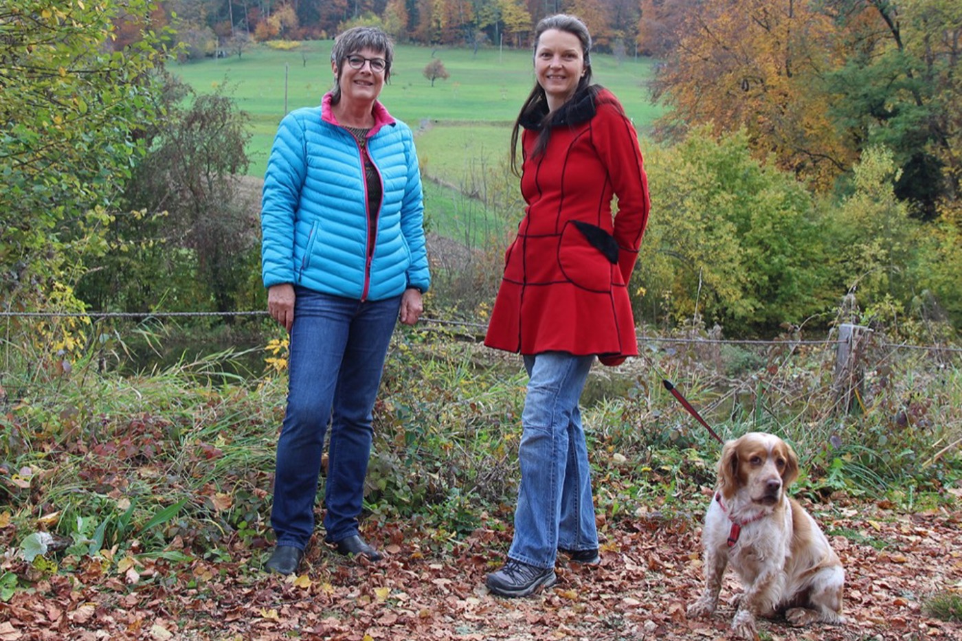 Die Präsidentin des Natur- und Vogelschutzvereins Titterten, Monika Schweizer (links), und Vorstandsmitglied Alice Killenberger beim Amphibienschutzgebiet Hübschematt. © Daniela Pauli