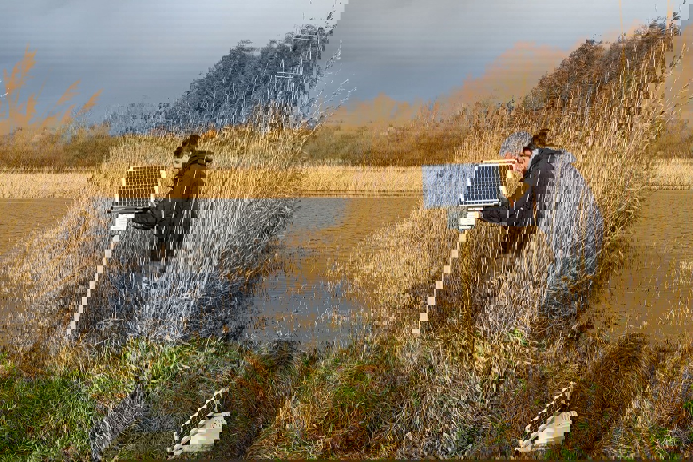 Ein Ornithologe des Dachverbands Deutscher Avifaunisten installiert einen ecoPi:Bird-Rekorder, um die Vogelwelt eines Naturschutzgebietes anhand der Lautäusserungen permanent zu überwachen. © Hendrik Reers