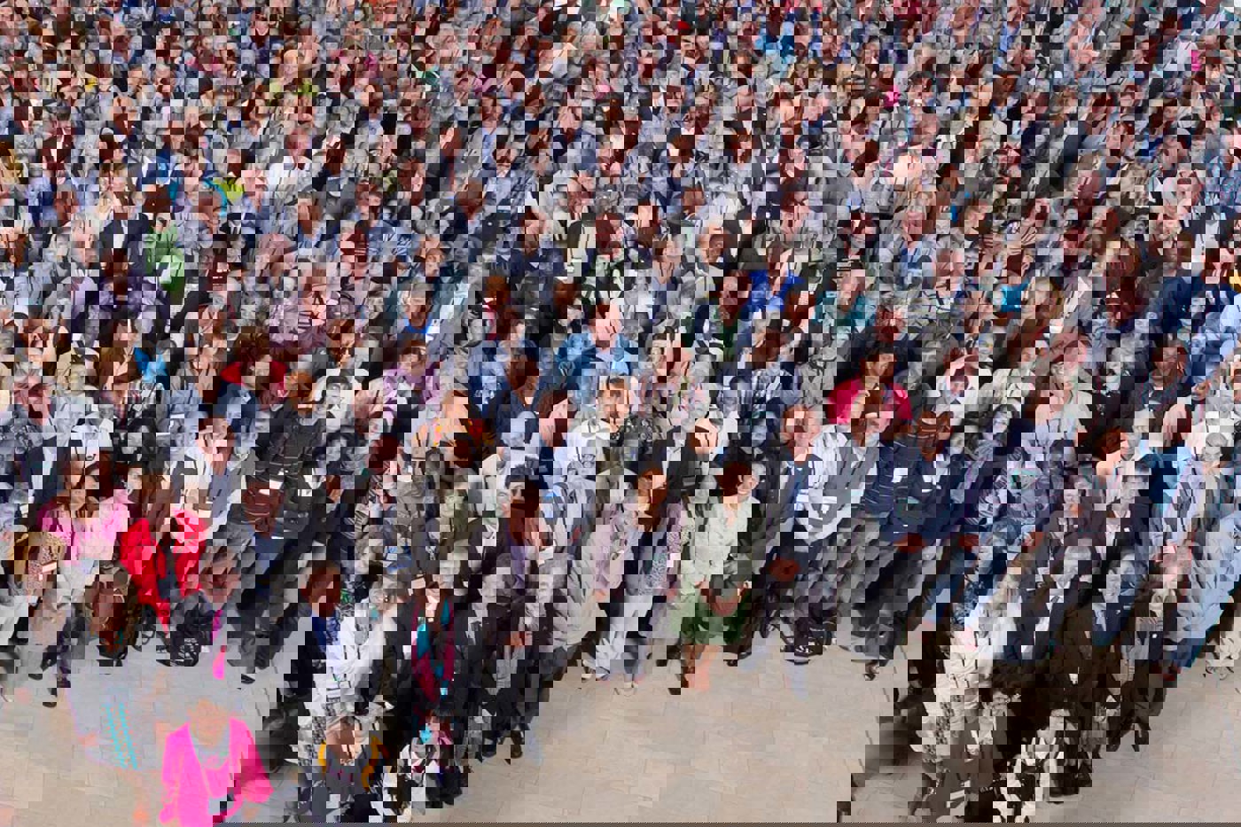 Gegen 600 Delegierte und Gäste nahmen am BirdLife-Weltkongress teil. Vorne links steht der neue BirdLife-Vorsitzende Khaled Irani (mit blauem Hemd, hinter dem Mädchen mit gelbem Rucksack). Etwas weiter rechts stehen Ehrenpräsidentin Prinzessin Takamado und rechts von ihr CEO Marco Lambertini. © BirdLife International