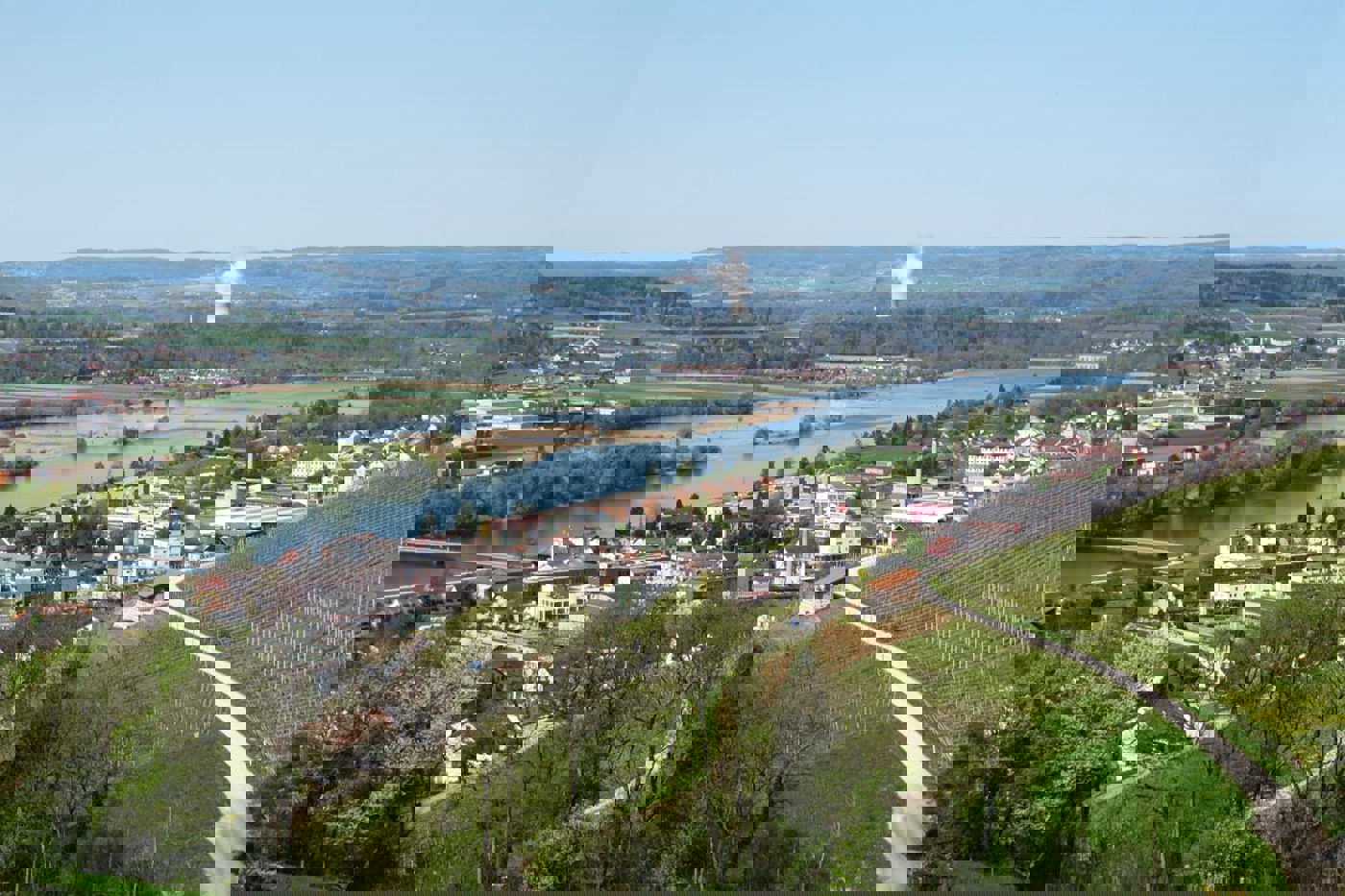 Der Blick von der Schiltihalde im Döttinger Rebberggebiet aus in Richtung Gippingen/ Leibstadt zeigt, wie sich der Klingnauer Stausee heute präsentiert. © Peter Grimm