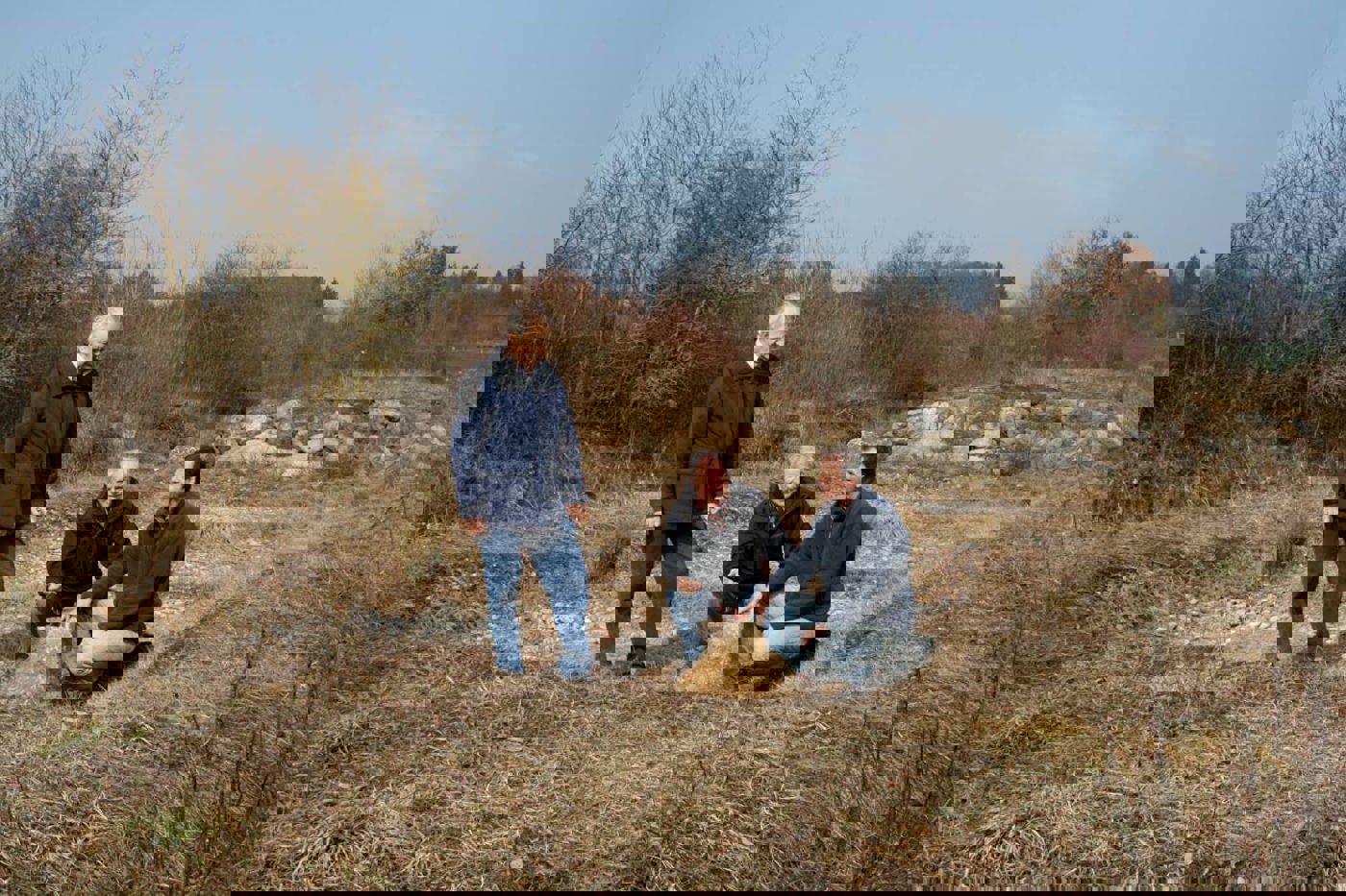 Drei Präsidenten leiteten in den letzten dreissig Jahren die Geschicke des Vereins Naturnetz Unteramt massgeblich: Mathias Danuser, Walter Zuber und  Harald Cigler (von links). Sie begutachten hier den Ablass eines Amphibienteichs, in dem unter anderem Kreuzkröten laichen. © Stefan Bachmann/SVS