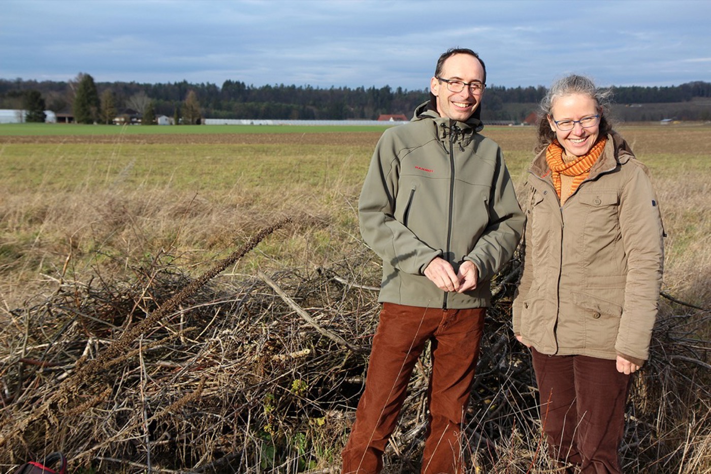 Matthias Griesser, der Präsident des Andelfinger Naturschutzvereins, einer BirdLife-Sektion im Zürcher Weinland, und Projektleiterin Beatrice Peter haben  allen Grund zum Strahlen: Sie konnten bereits mehr als zwanzig Landwirte motivieren, Massnahmen zur Förderung der Feldlerche umzusetzen. © Herbert Rosenbach