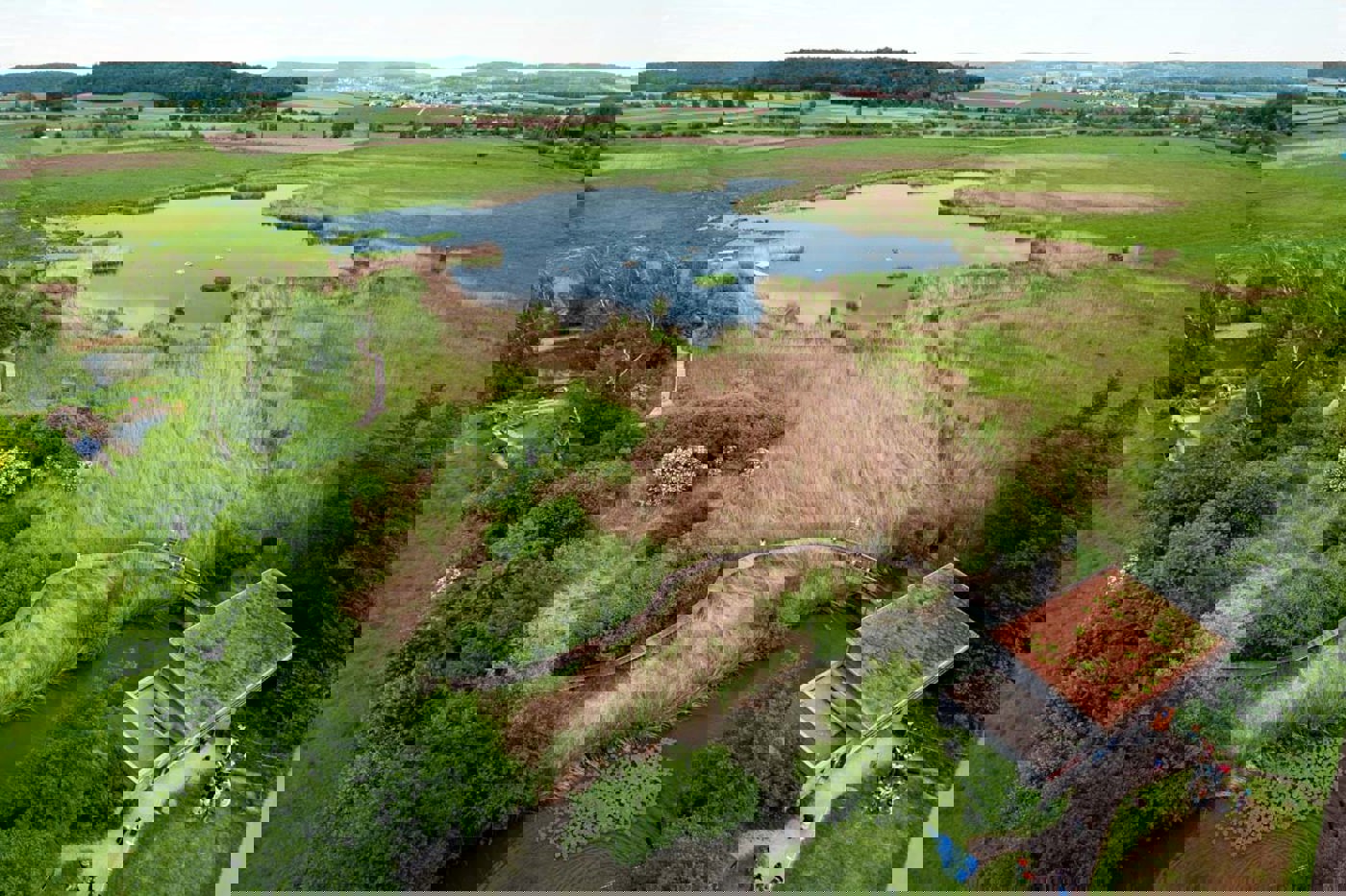 Der Nordteil des Neeracherrieds aus der Vogelperspektive. Im Vordergrund das BirdLife-Naturzentrum mit dem Beobachtungspfad. © Dominique Wirz